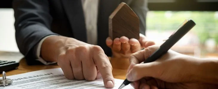 How does Contract Lifecycle Management benefit risk management?